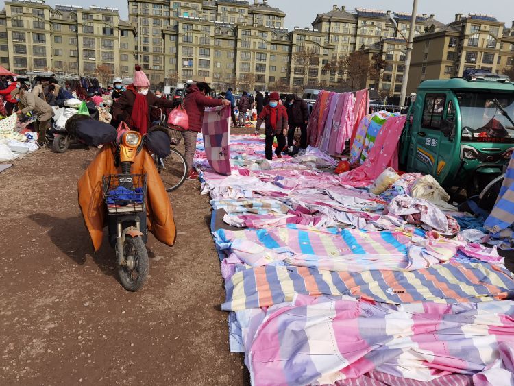 墨城年味儿坚守磨市大集的七旬卖布人