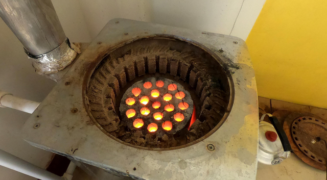 天然气已入户,为什么农民要偷偷烧煤取暖?从他们的角度想想