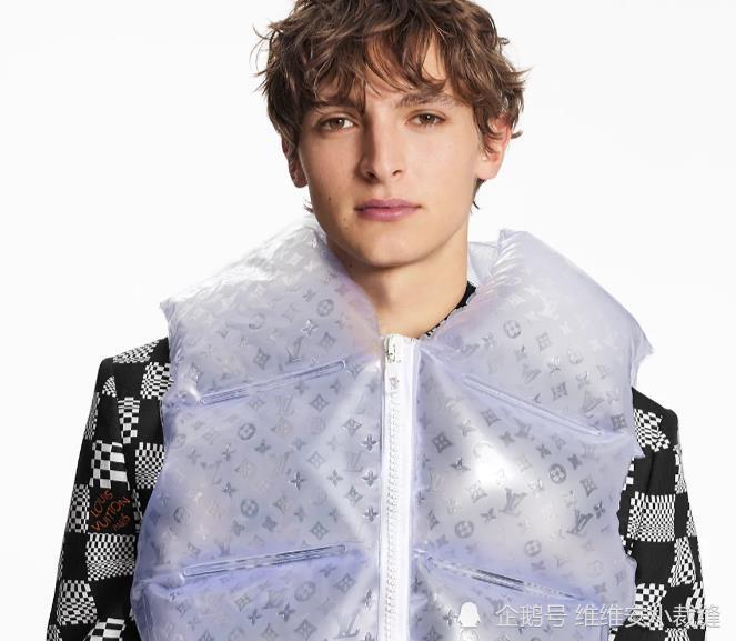 其实,这一款透明的空气马甲,是louis vuitton2021春夏上海秀场的新品