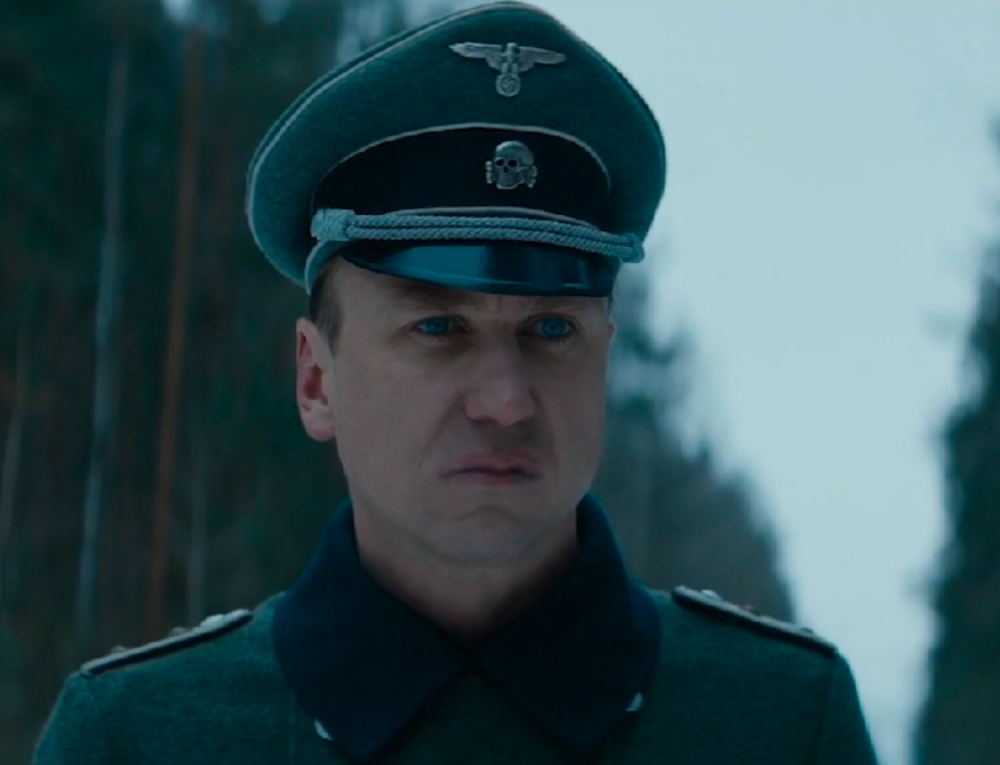 和《沉寂如海》中文质彬彬,教养良好的高阶军官不同,《波斯语课》中