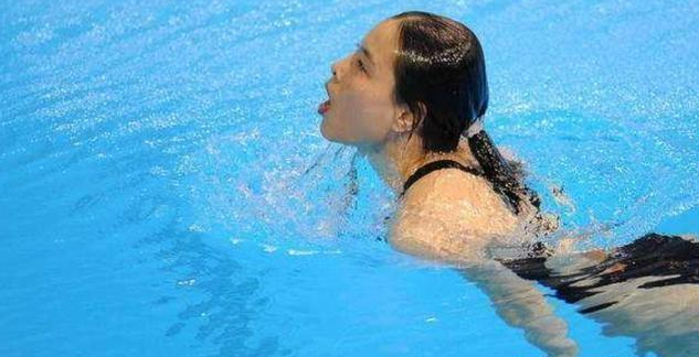 为什么女运动员跳水前要用手拉一下泳衣呢原因令人无奈