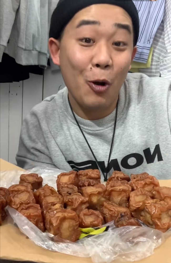 19岁吃播网红孙艺轩突发脑溢血去世,为了走红,一顿吃三大盆主食.