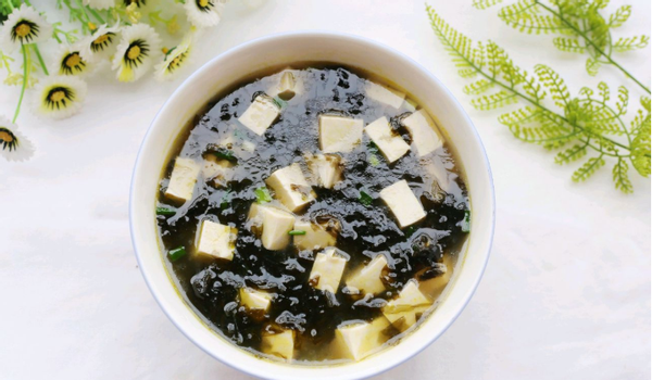 冬天,来上一碗热乎乎的紫菜豆腐汤,味道鲜美,全家都爱喝_腾讯新闻