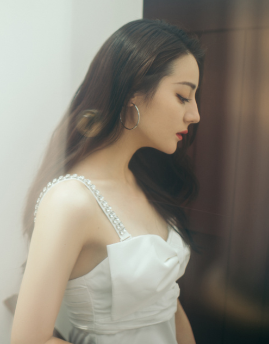 迪丽热巴五官照剪画长的吧,转身侧脸无意映到墙上,差点以为贴了张剪纸