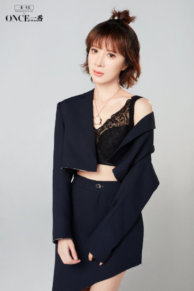 金巧巧因没有牌照,高跟鞋驾驶遭质疑!网友感叹:脸也变了?