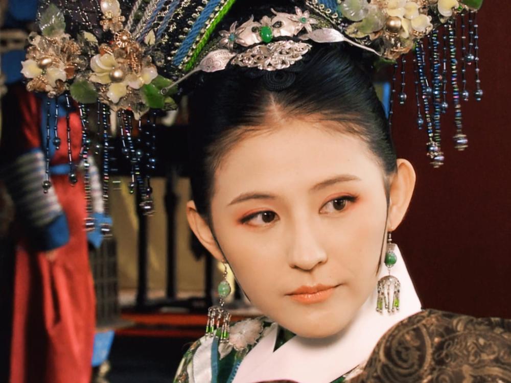 热依扎没有让郑晓龙失望,她用精湛的演技使观众对"宁贵人"印