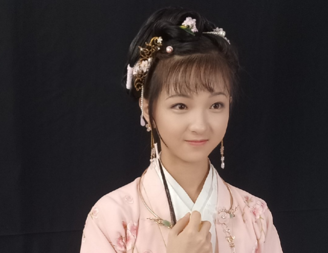 扮演小武则天的小演员叫苏魏舞,在《风起霓裳》前就有过荧幕之作,曾在