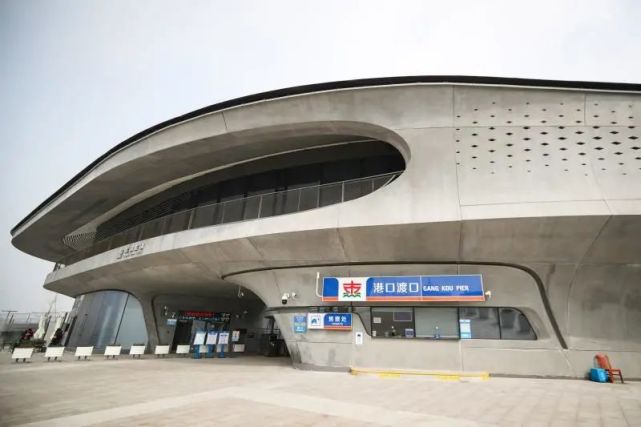宽敞的入口和检票处改造后的"港口渡口"站旧轮渡站将原占据岸线的旧