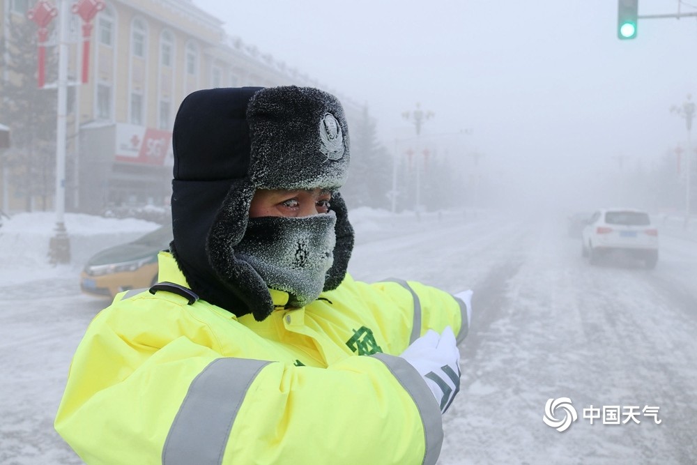 7℃,创当地今冬以来气温新低,漠河市公安局交通警察大队民警在极寒