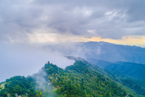 滑石衝滑石沖水庫水質清澈,湖邊群山環繞,湖光山色甚是迷人.湖中心的