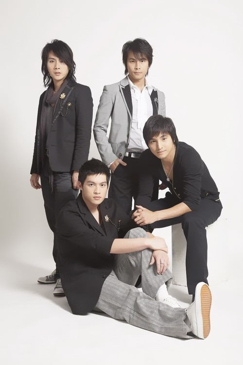 5566男团于2002年出道,在刚出道时,团内成员有五人,他们分别是孙协志