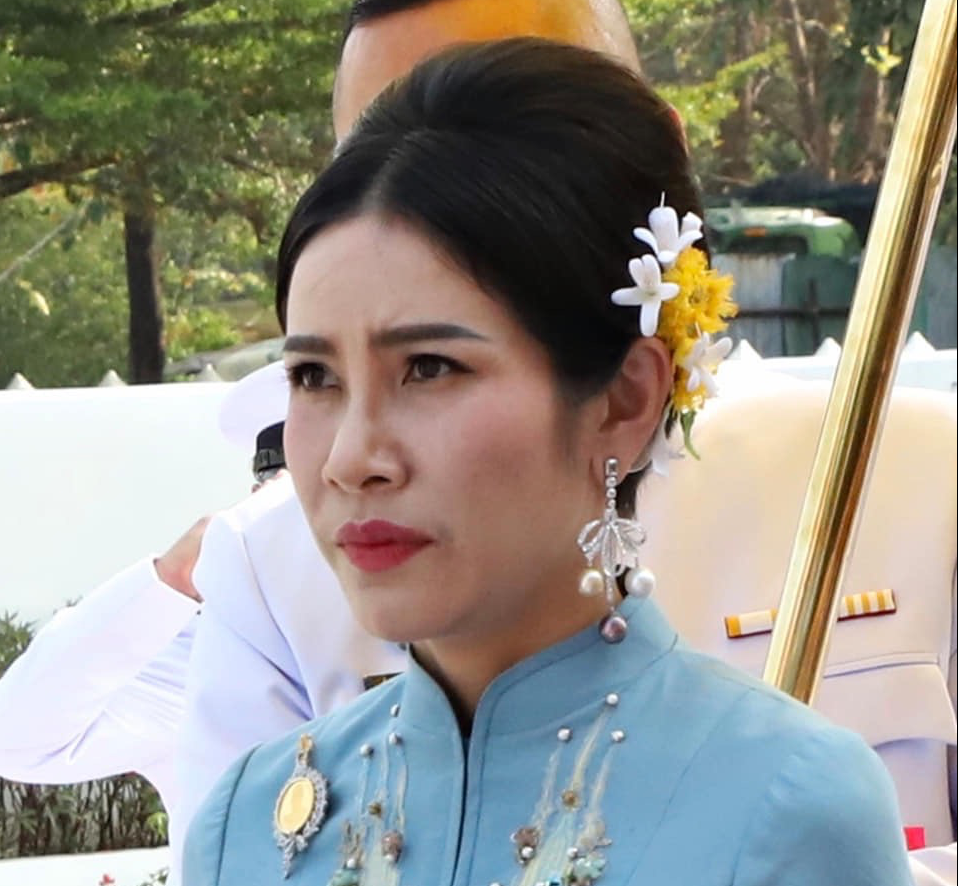 诗妮娜贵妃也扛不住高清相机眼角全是皱纹小肚子超显眼