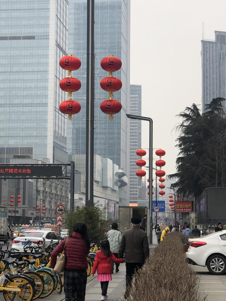 新春走基层年味越来浓成都街头挂上红灯笼