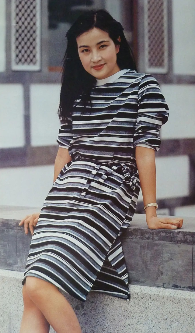 这次失利,让不服输的刘晓庆爆发了小宇宙,她不停地接戏,尝试各种类型