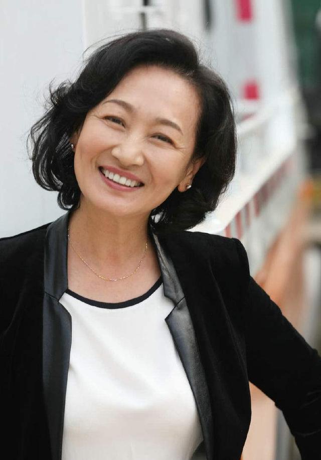 哈斯高娃:嫁给腾格尔息影7年,离婚复出后爆红!现在单身生活