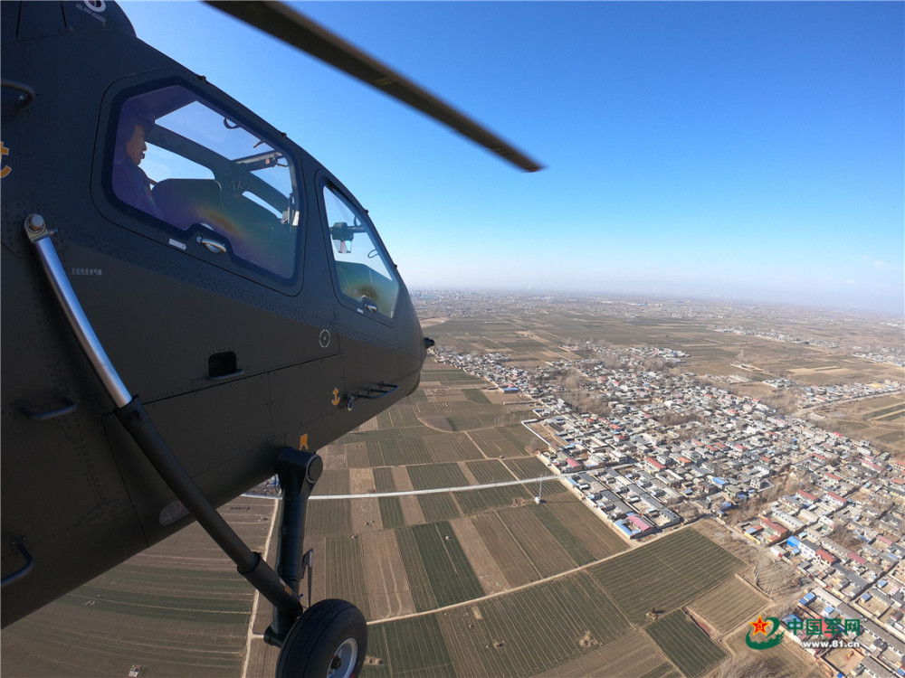 战鹰闻令而动 首飞初露锋芒