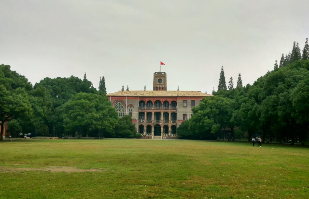 苏州大学源于创建于上世纪初的东吴大学,此后历经苏南师范学院,江苏