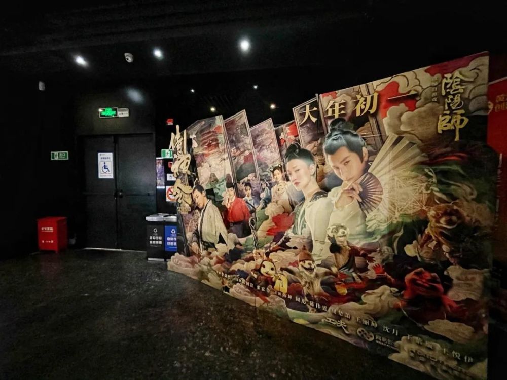 影院候场通道处摆放电影《侍神令》的超大展板