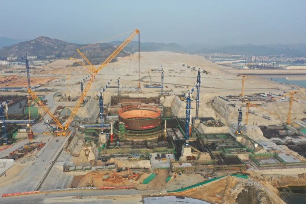 中核二四完成华龙一号漳州核电2号机组钢衬里模块二吊装_腾讯新闻
