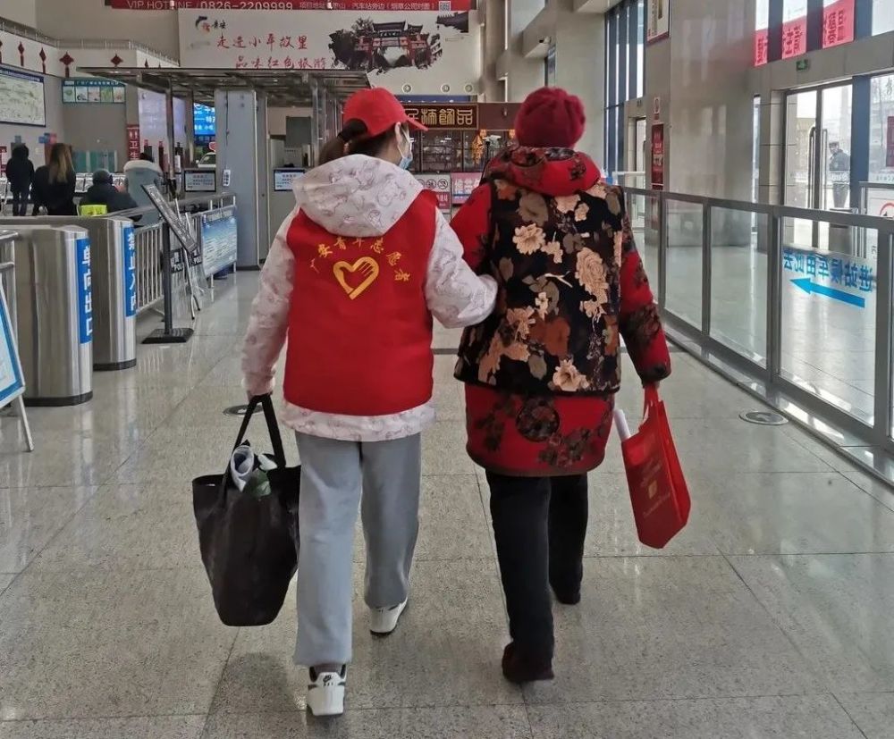 直击广安春运第一天青年志愿者上岗服务红马甲亮眼
