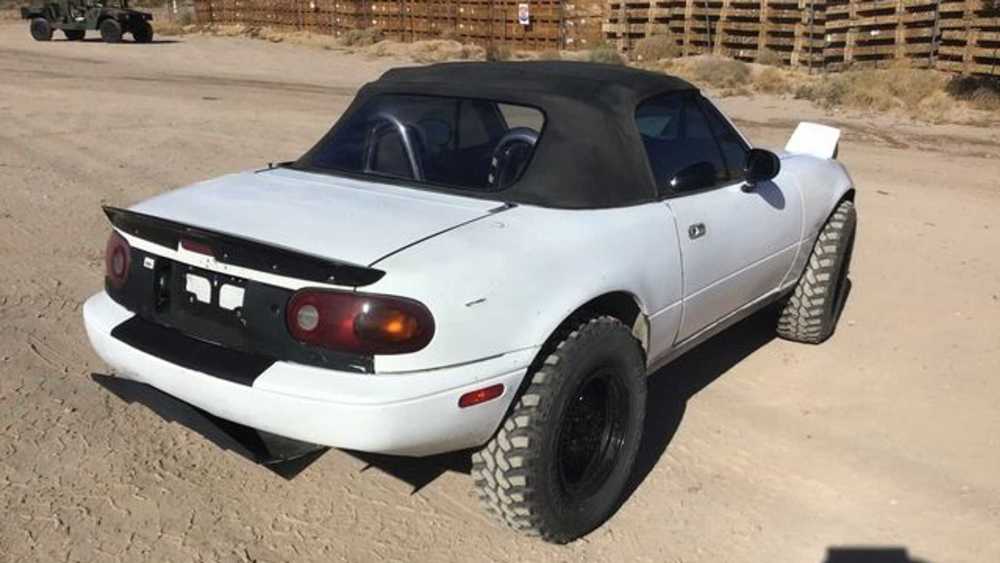 翻灯的敞篷马自达mx5miata卖了3900美元