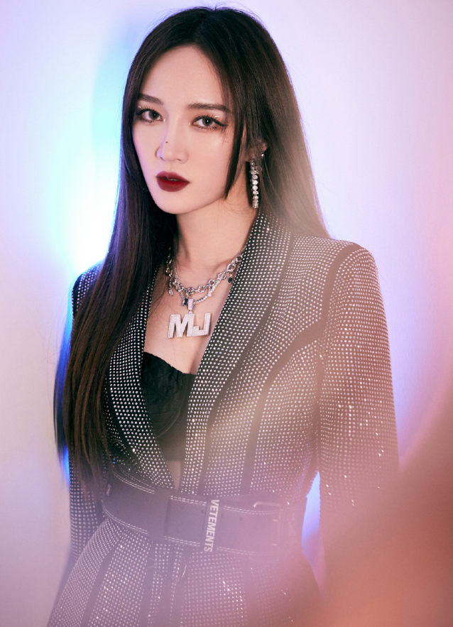 可很快组合就因为种种原因而解散,回国之后的孟佳更是经历了