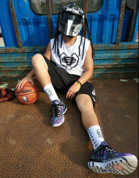 头盔哥郝天佶用最纯粹的热爱玩转篮球他是最接地气的街球手