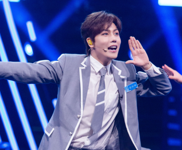 《百变大咖秀》:杨迪模仿蔡徐坤引爆笑,刘维的扮相却意外有点帅_腾讯