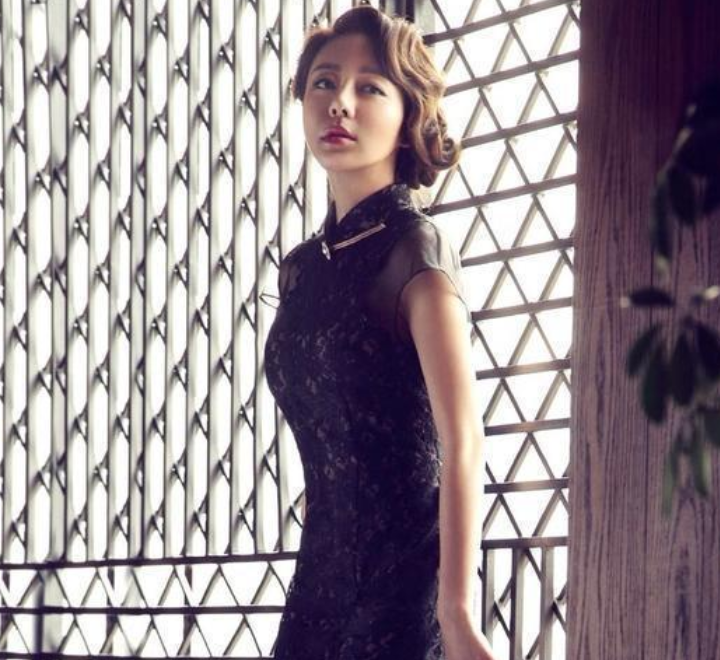 《浪姐2》姐姐旗袍造型:贾青风姿绰约,程莉莎惊艳了众人