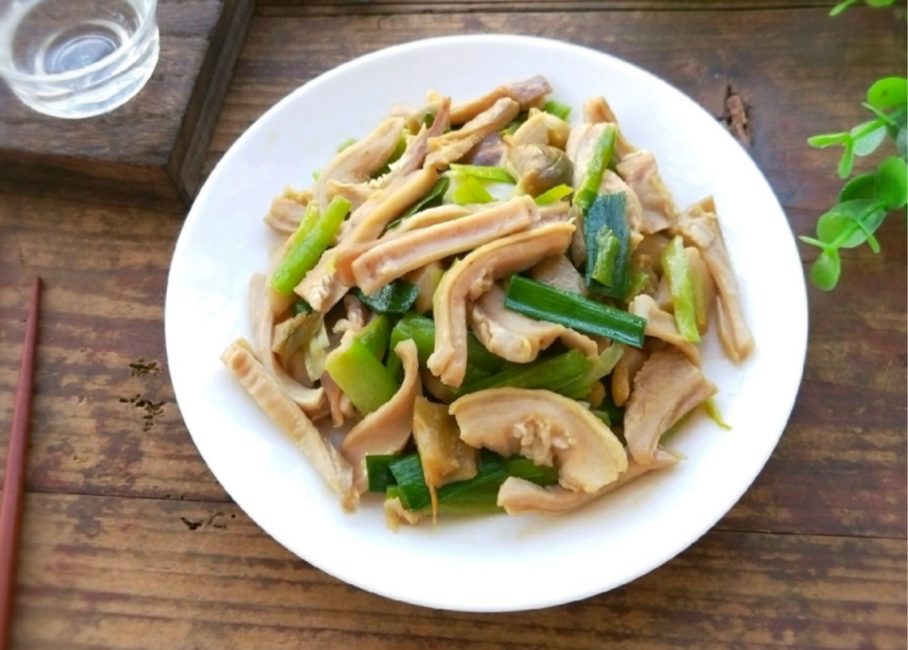 (蒜苗要选择根部新鲜,叶片没有枯黄的嫩蒜苗),蚝油少许,准备300克猪肚