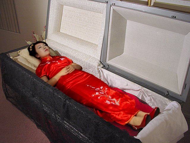 女子火化前丈夫含泪吻了一下她下一秒发生的事情大家傻住