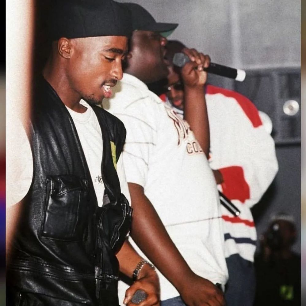 在最近的电台节目中,swizz beatz提出想把2pac和biggie 的私人恩怨带