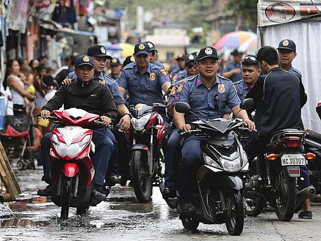 图|菲律宾缉毒警察街头巡逻经此一役,杜特尔特本人在达沃市的威信达到