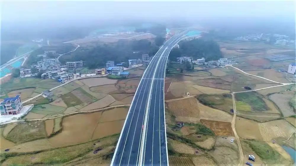 开展交通强国建设试点,高速公路通车里程 7607 公里,高速铁路通车里程