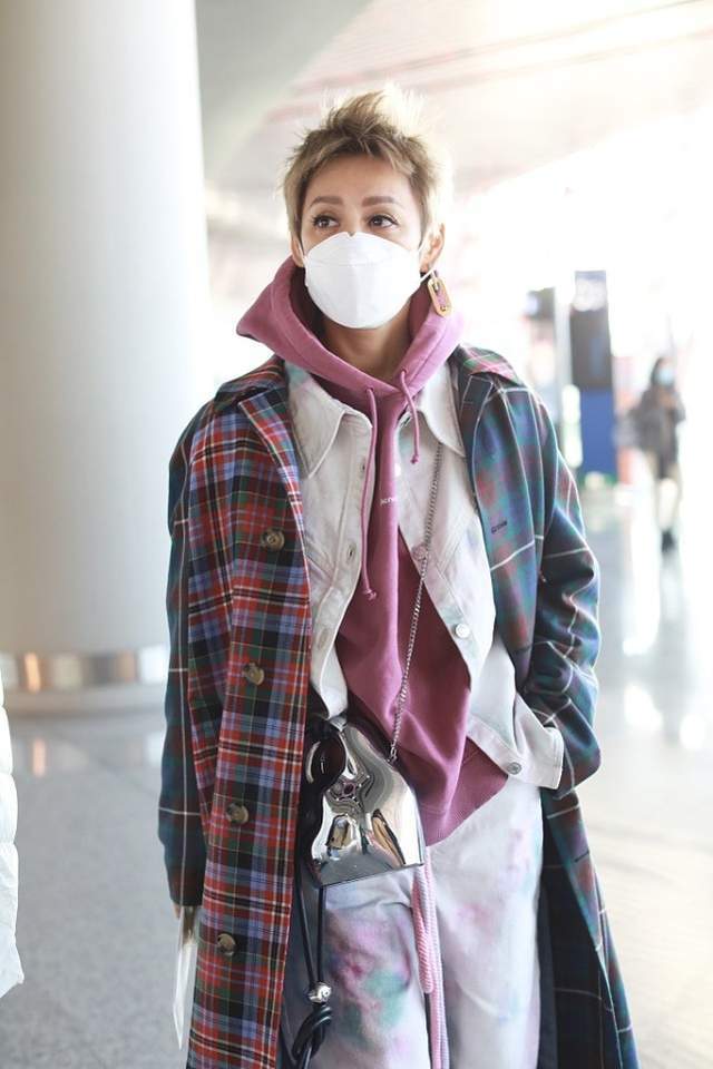 宁静短发造型还挺帅气的,即使快50岁了也敢穿,衣品真不错