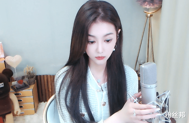 微凉其实在yy上的发展也很流畅,是一位非常稳定的"电母"女主播,难怪