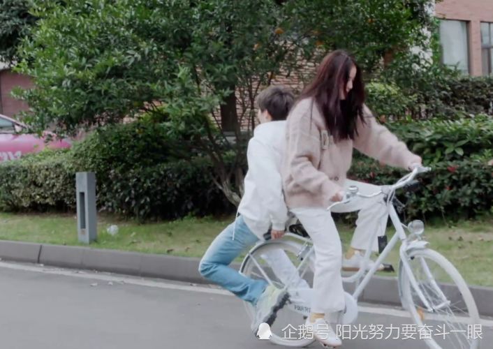 刘雨昕坐范丞丞自行车她的坐姿与众不同避嫌避出了新高度