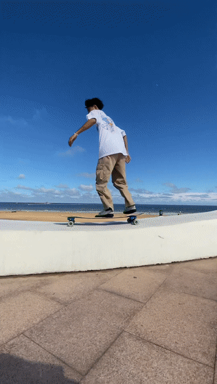 0m付出得到了回报,这几年,建鹏不但和同学在学校创办了滑板社,还在短