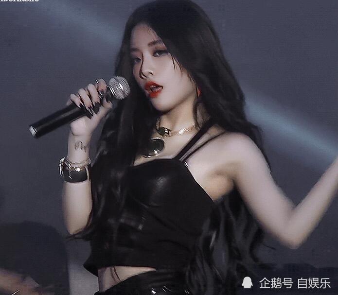 喻言18岁跳舞照流出打扮成熟我却在关注她未遮挡的纹身