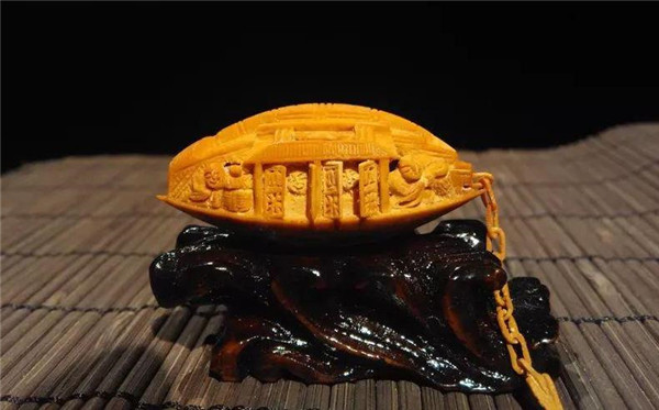 如果不去掉那层褐色外膜,榄核就是工艺品绝佳的原料.