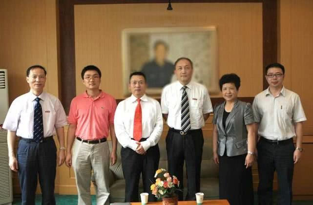 中国最大的隐形富豪,4家千亿公司都不上市,40岁就过上退休生活