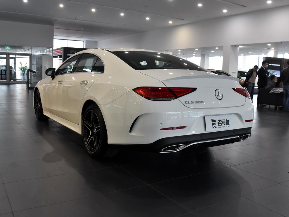 奔驰cls级 2021款 cls 300 豪华型前脸呈现出时尚的设计风格,格栅采用