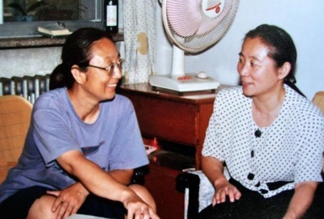 甚至不愿意穿酒店的传统制服,经常趁林豆豆不在时,自作主张穿上花枝