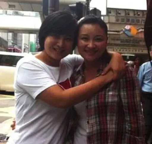 贾玲和妈妈合照曝光李焕英比贾玲更爱笑网友电影不敢看