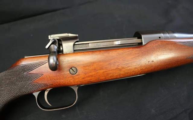 罗斯直拉栓步枪,要用脚开栓,但是有高手用该枪击毙378名敌人