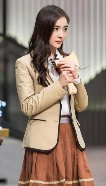 2021年女演员榜单大换血!杨紫跌至第三,赵丽颖实力不敌热巴