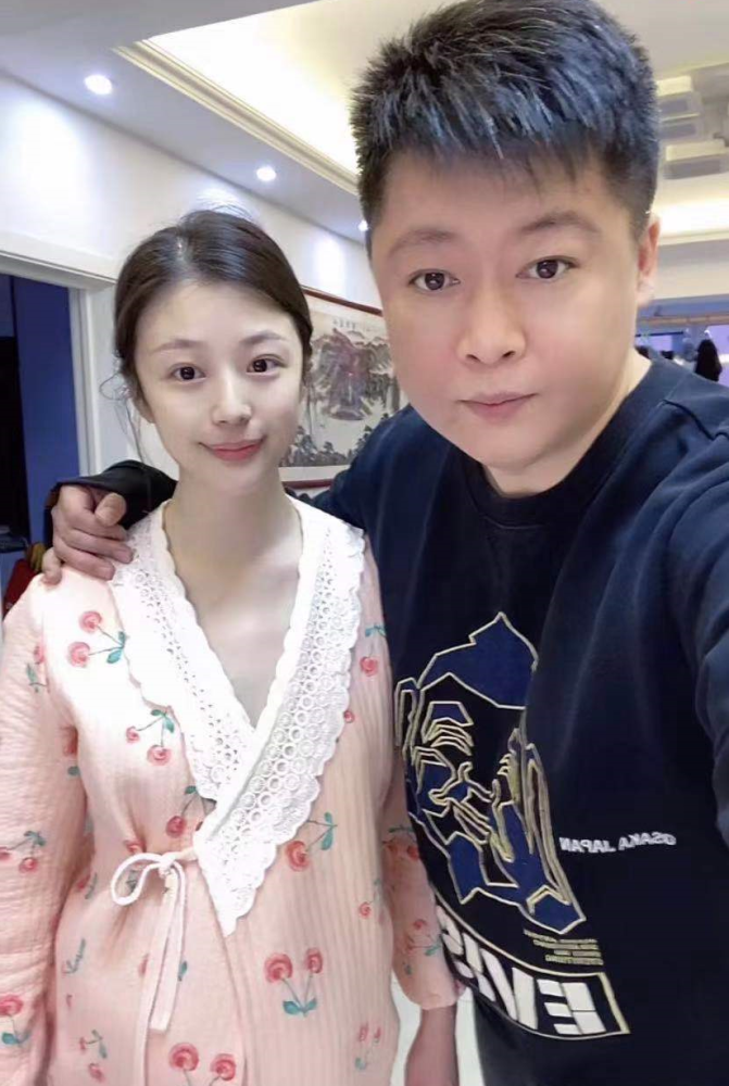 谢永强首晒一家三口合照小12岁娇妻产后状态佳宝宝被指像妈