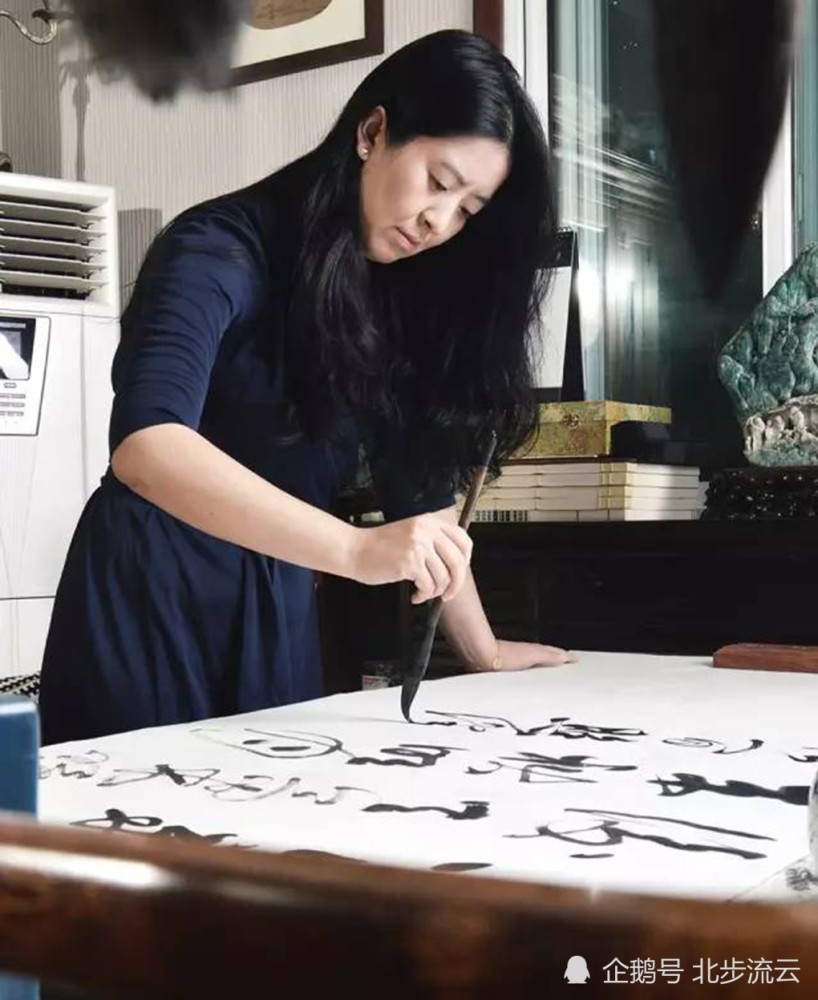 热爱书法的许静被很多著名导演邀请为影视创作书法