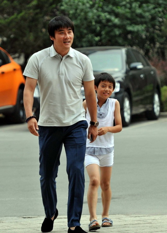 国安老总父子儿时颜值大pk!