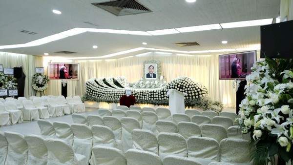 富豪林建名追思会举行!灵堂内外被白色花海环绕,嘉宾寥寥显冷清